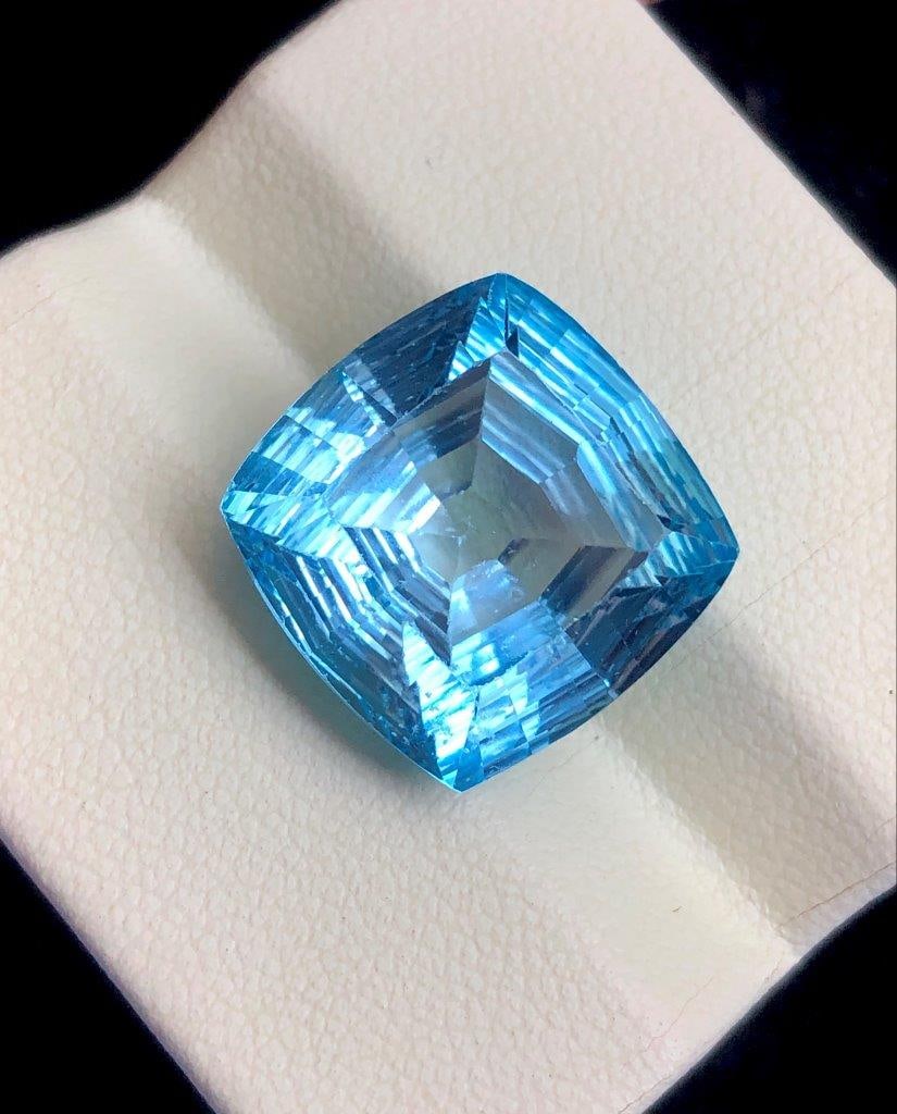 21.90 carats AAA Quality Laser cut Swiss Blue Topaz 16?16?10 mm: 21.90 carats AAA Quality Laser cut Swiss Blue Topaz 16?16?10 mm..Shipping Rate: $15.00 .shipping rates are determined by Parcel weight and destination.Combined shipping: We offer combine shipping on m
