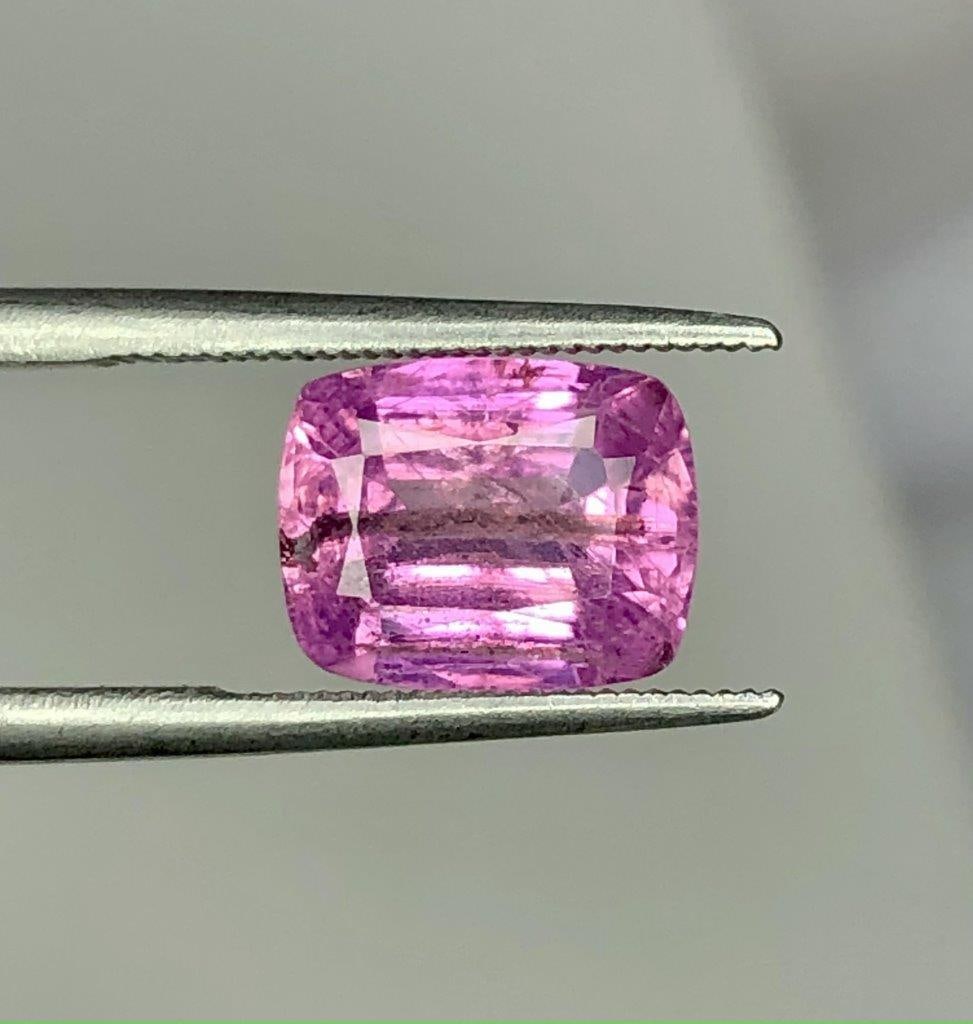 2.90 Carats High Quality Natural Pink Sapphire Gemstone - 9X7.5X5 mm (1 of 6)