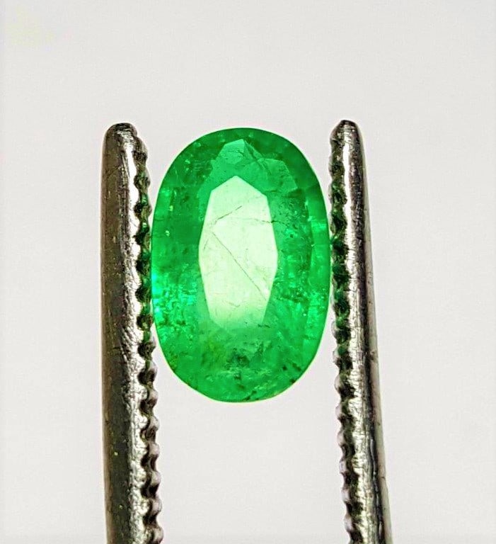 Beautiful Emerald Oval - 0.85 Carats - 9X6X3 mm: Beautiful Emerald Oval - 0.85 Carats - 9X6X3 mmShipping Rate: $15.00 .shipping rates are determined by Parcel weight and destination.Combined shipping: We offer combine shipping on multiple items purc