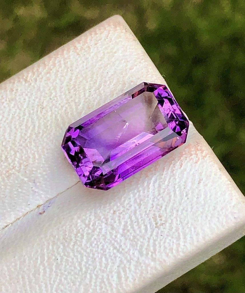 AAA 100% natural Amethyst Cut Stone - 12..05 Carats - 17X11X9 mm: AAA 100% natural Amethyst Cut Stone - 12..05 Carats - 17X11X9 mmShipping Rate: $15.00 .shipping rates are determined by Parcel weight and destination.Combined shipping: We offer combine shipping on mu