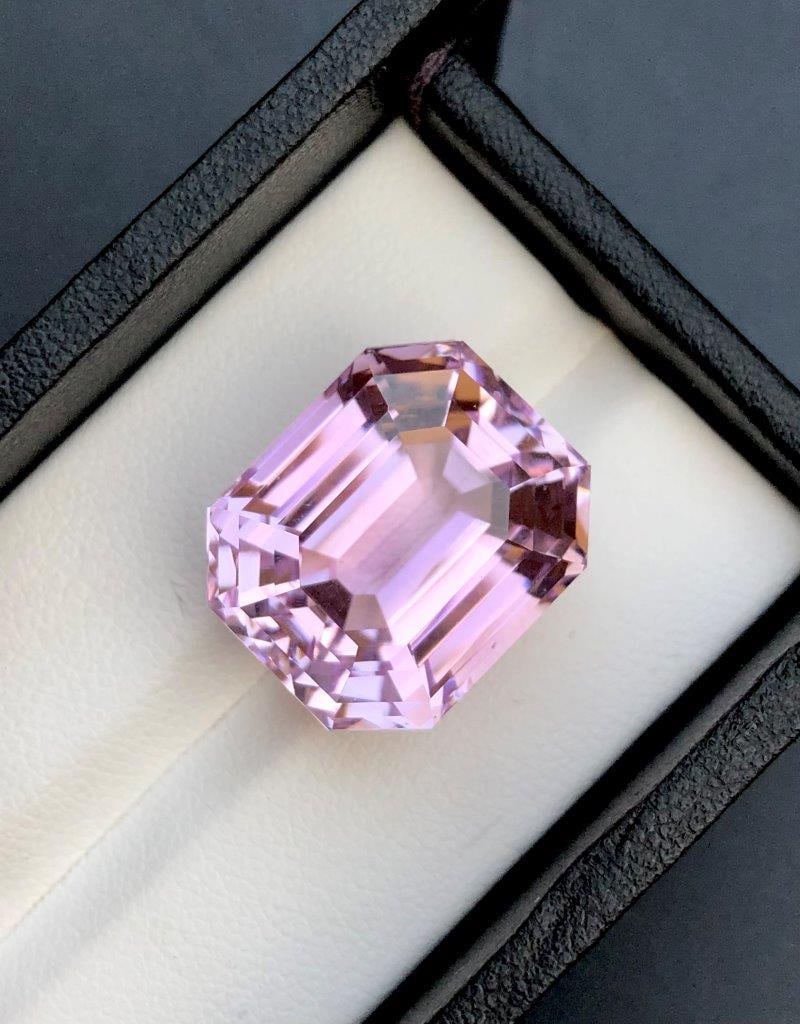 Fine Quality Pink Kunzite Gemstone - 31 Carats - 18.5X16X13 mm: Fine Quality Pink Kunzite Gemstone - 31 Carats - 18.5X16X13 mmShipping Rate: $15.00 .shipping rates are determined by Parcel weight and destination.Combined shipping: We offer combine shipping on mult