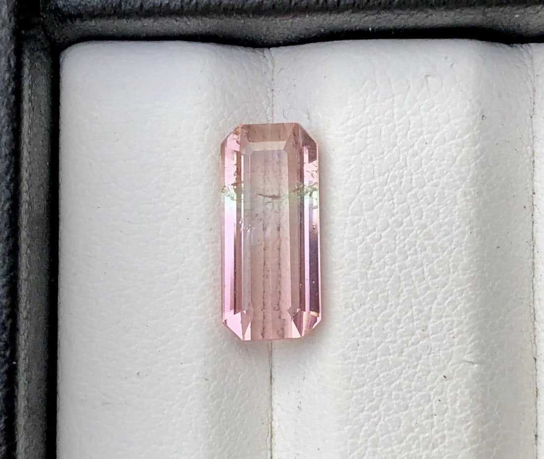 3.25 Carats Bi Colour Tourmaline - 13X6X4 mm: 3.25 Carats Bi Colour Tourmaline - 13X6X4 mm Shipping Rate: $15.00 .shipping rates are determined by Parcel weight and destination.Combined shipping: We offer combine shipping on multiple items purcha