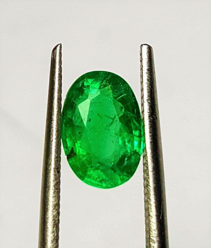 Vivid Green Oval Emerald Gemstone – 2.10 Carats Natural Emerald 10x12x5 mm Loose Stone: Beautiful 2.10 carats natural vivid green Emerald gemstone with an elegant oval cut and excellent luster. Measuring 10x12x5 mm, this stunning loose Emerald is ideal for custom rings, pendants, fine je