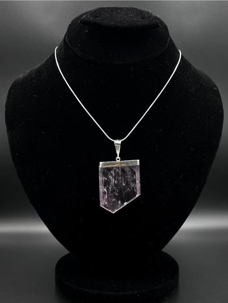 KUNZITE PENDANT NECKLACE: KUNZITE PENDANT NECKLACE Shipping: