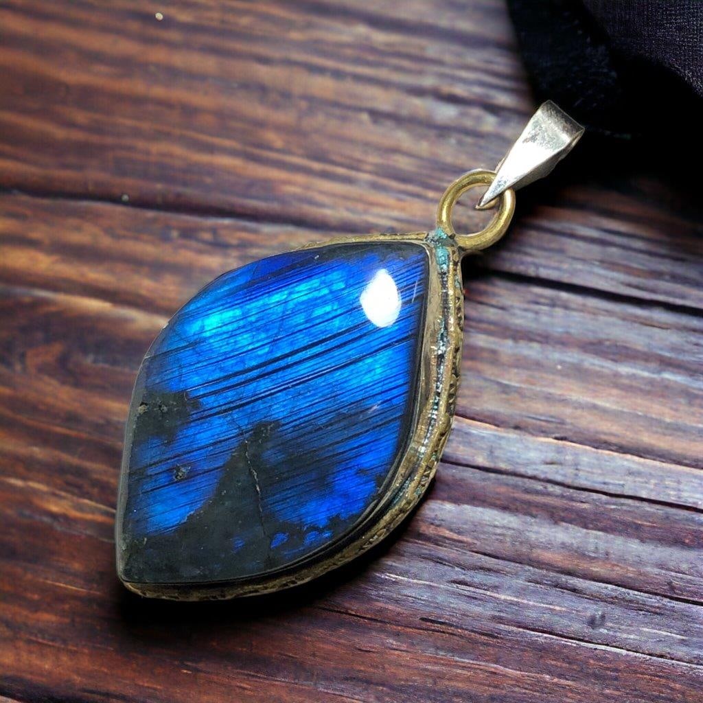 Blue Firey Labradorite Gemstone Handmade Pendant: Blue Firey Labradorite Gemstone Handmade Pendant Shipping: