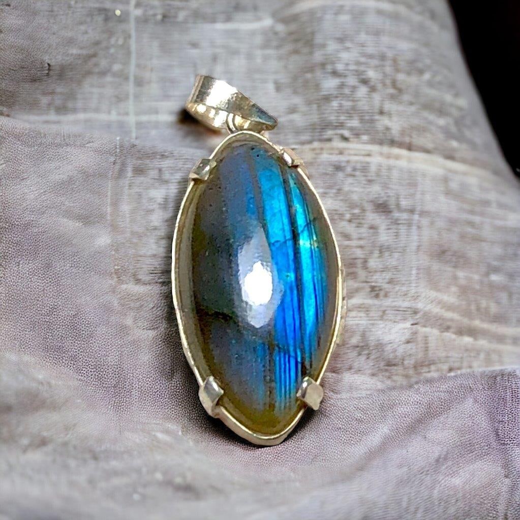 Natural Gemstone Labradorite Pendant: Natural Gemstone Labradorite Pendant Shipping: