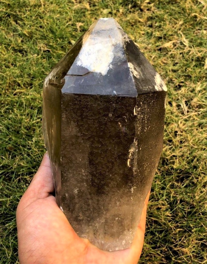 Huge Smoky Quartz - 1200 Grams: Huge Smoky Quartz - 1200 Grams - 170X100X76 mmShipping Rate: $80.00 .shipping rates are determined by Parcel weight and destination.Combined shipping: We offer combine shipping on multiple items purch