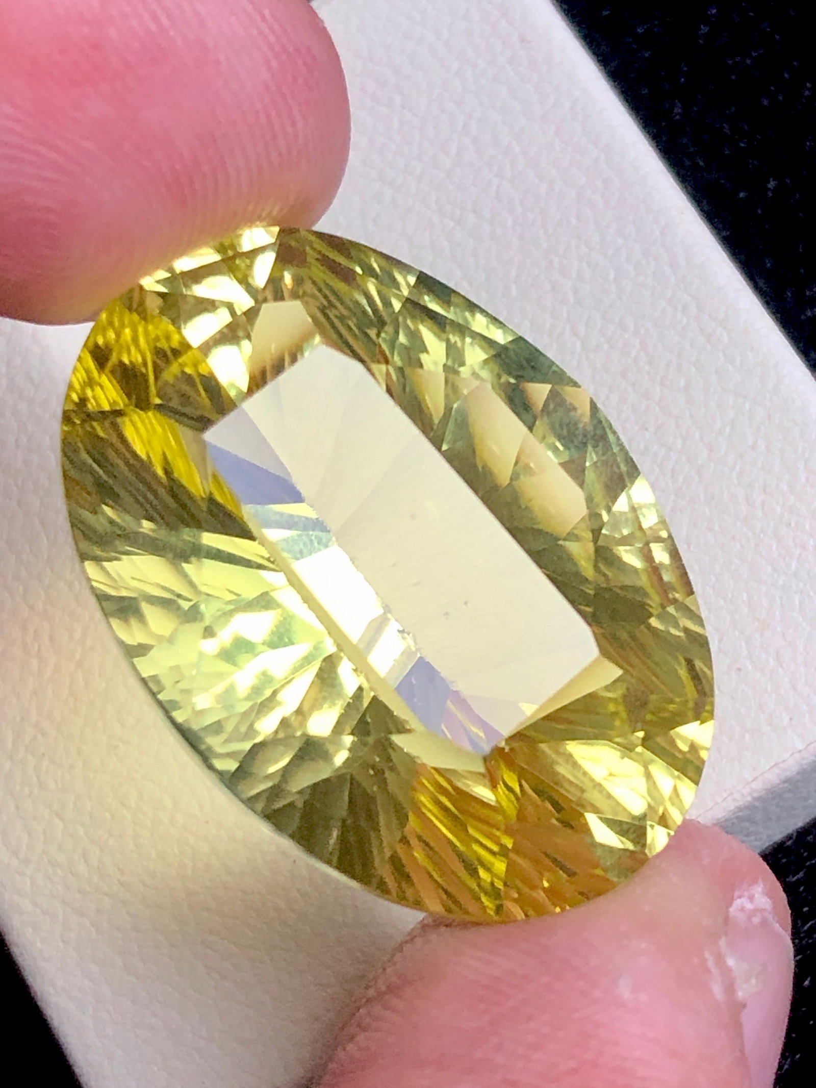 38.60 Carats Natural Flawless Lemon Quartz Gemstone ? Top Quality Faceted Loose Stone ? 28 ? 20 ? 13: Specifications:Gemstone: Natural Lemon QuartzWeight: 38.60 CaratsColor: Lemon YellowClarity: FlawlessQuality: Top QualityCut: FacetedDimensions: 28 ? 20 ? 13 mmShape: Oval Shipping Rate: 23$ WorldWide
