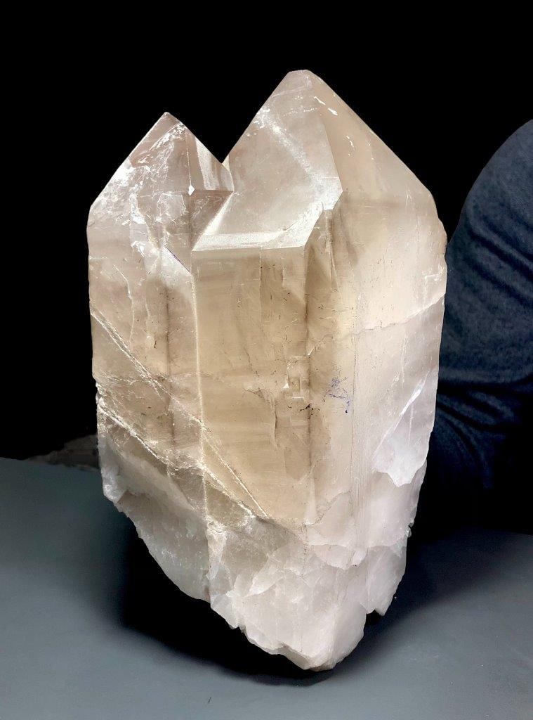 5 KG Undamaged Natural Healing Smoky Quartz - 23X9X6.5 cm: 5 KG Undamaged Natural Healing Smoky Quartz - 23X9X6.5 cmShipping Rate: FREE SHIPPING .shipping rates are determined by Parcel weight and destination.Combined shipping: We offer combine shipping on mu