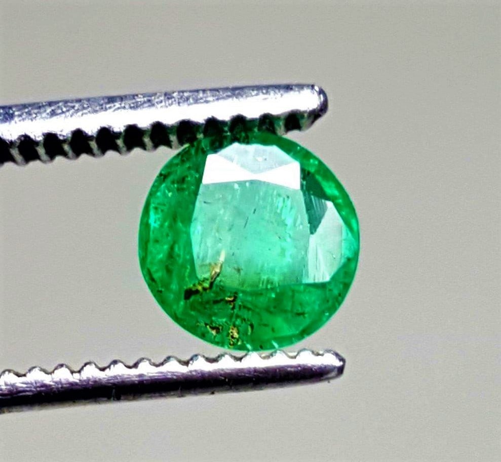 Round Cut Vivid Green Emerald - 1.20 Carats - 7X4 mm: Round Cut Vivid Green Emerald - 1.20 Carats - 7X4 mmShipping Rate: $15.00 .shipping rates are determined by Parcel weight and destination.Combined shipping: We offer combine shipping on multiple items