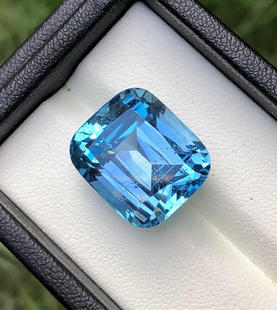 Top Quality Swiss Blue Topaz Gemstone - 26.75 Carats - 17X14X12 mm: Top Quality Swiss Blue Topaz Gemstone - 26.75 Carats - 17X14X12 mmShipping Rate: $15.00 .shipping rates are determined by Parcel weight and destination.Combined shipping: We offer combine shipping on 