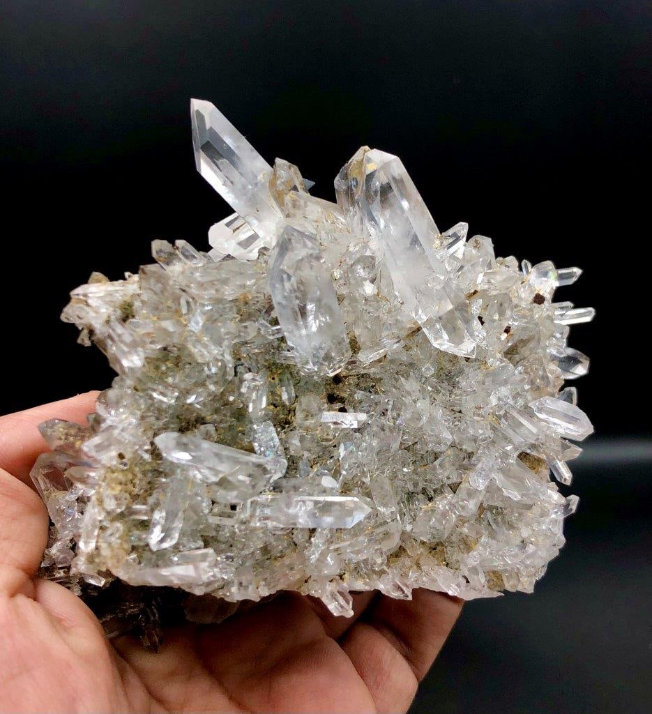 CLEAR QUARTZ CLUSTER MINERAL - 292 Grams - 113X110X47 mm: CLEAR QUARTZ CLUSTER MINERAL - 292 Grams - 113X110X47 mmShipping Rate: $23.00 .shipping rates are determined by Parcel weight and destination.Combined shipping: We offer combine shipping on multiple i