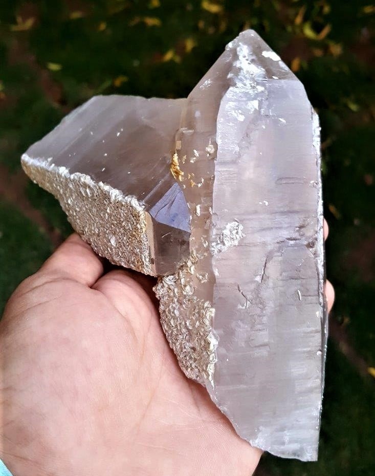 Twin Quartz Crystals - 785 Grams: Twin Quartz Crystals - 785 Grams - 146X129X65 mmShipping Rate: $60.00 .shipping rates are determined by Parcel weight and destination.Combined shipping: We offer combine shipping on multiple items pur