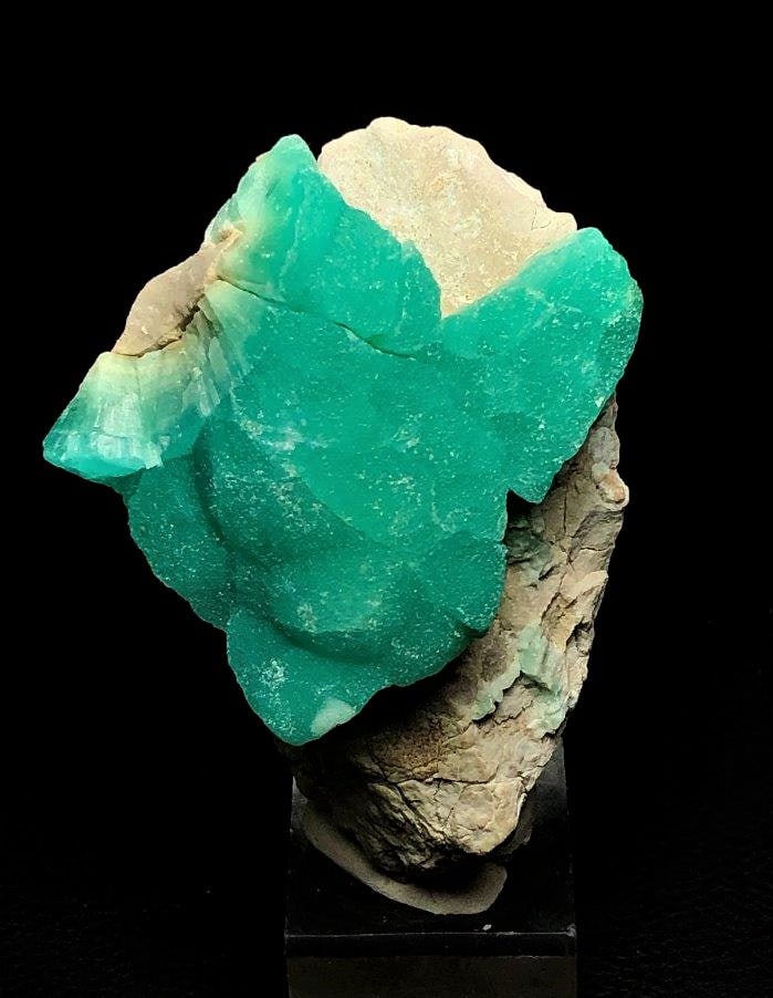 Hemimorphite Mineral On Matrix - 161 Grams: Hemimorphite Mineral On Matrix - 161 Grams - 79X55X38 mmShipping Rate: $23.00 .shipping rates are determined by Parcel weight and destination.Combined shipping: We offer combine shipping on multiple i