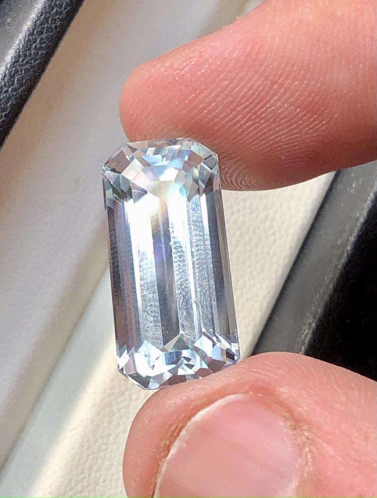 10.85 Carats Beautiful Aquamarine Gemstone 100% Clean - 19X10X8 mm: 10.85 Carats Beautiful Aquamarine Gemstone 100% Clean - 19X10X8 mm Shipping Rate: $15.00 .shipping rates are determined by Parcel weight and destination.Combined shipping: We offer combine shipping on