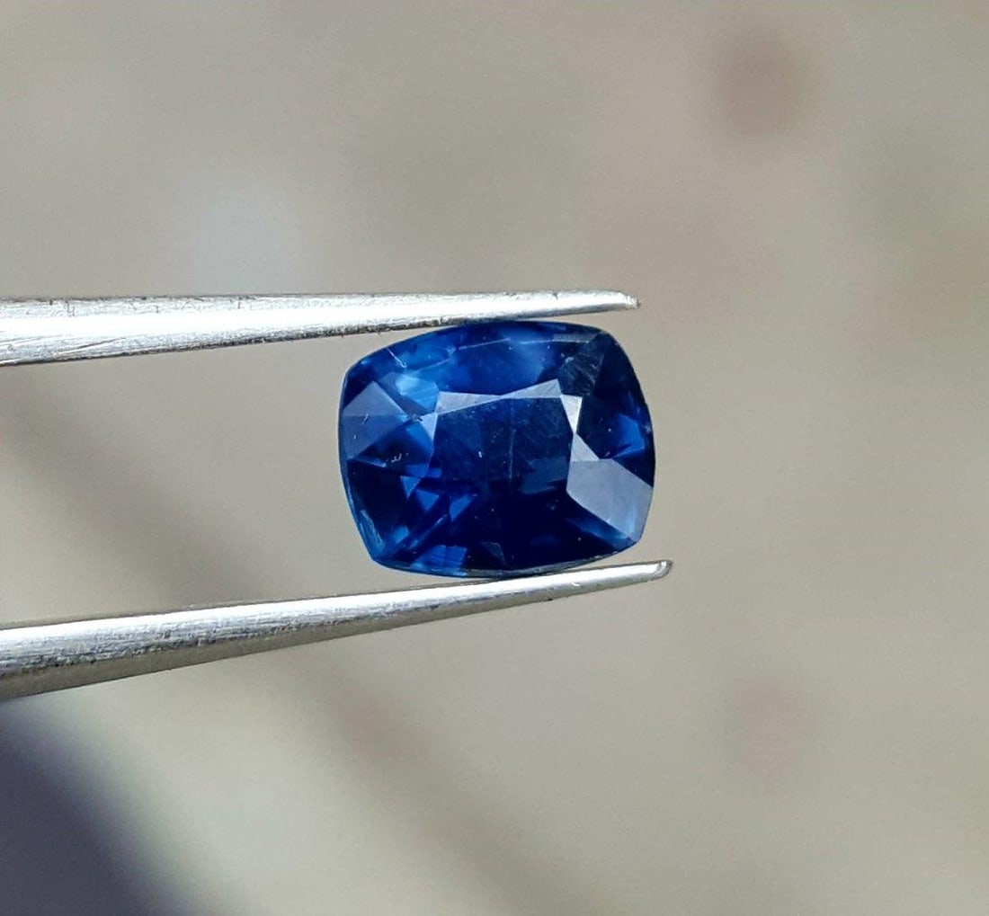 0.85 Carats Top Quality Natural Royal Blue Sapphire: 0.85 Carats Top Quality Natural Royal Blue SapphireShipping Rate: $15.00 .shipping rates are determined by Parcel weight and destination.Combined shipping: We offer combine shipping on multiple items 