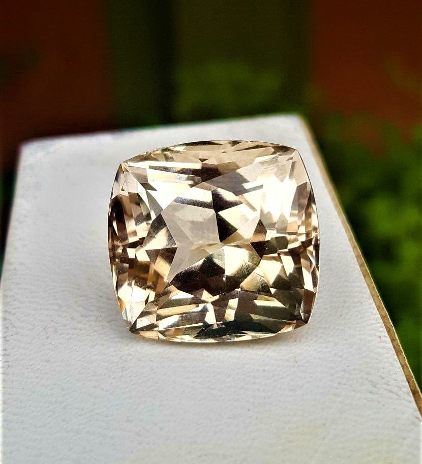 birthstone imperial brazilian topaz - 30 Carats: birthstone imperial brazilian topaz - 30 Carats Shipping Rate: $15.00 .shipping rates are determined by Parcel weight and destination.Combined shipping: We offer combine shipping on multiple items pur