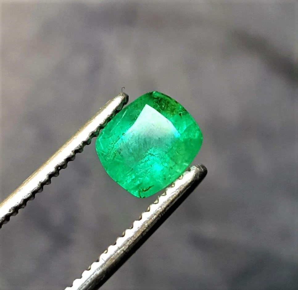 Emerald Oval - 1.50 Carats: Emerald Oval - 1.50 Carats - 8X7X5 mmShipping Rate: $15.00 .shipping rates are determined by Parcel weight and destination.Combined shipping: We offer combine shipping on multiple items purchased to r