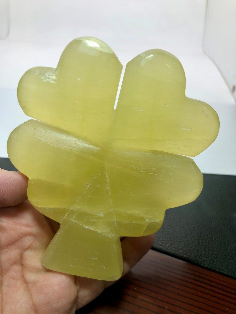 Hand-Carved Onyx Leaf Crystal ? 378 Grams Natural Healing Stone D?cor: Add a touch of natural artistry to your collection with this exquisite Hand-Carved Onyx Leaf. Crafted from genuine Onyx and polished to enhance its natural beauty, this elegant leaf-shaped carving wei