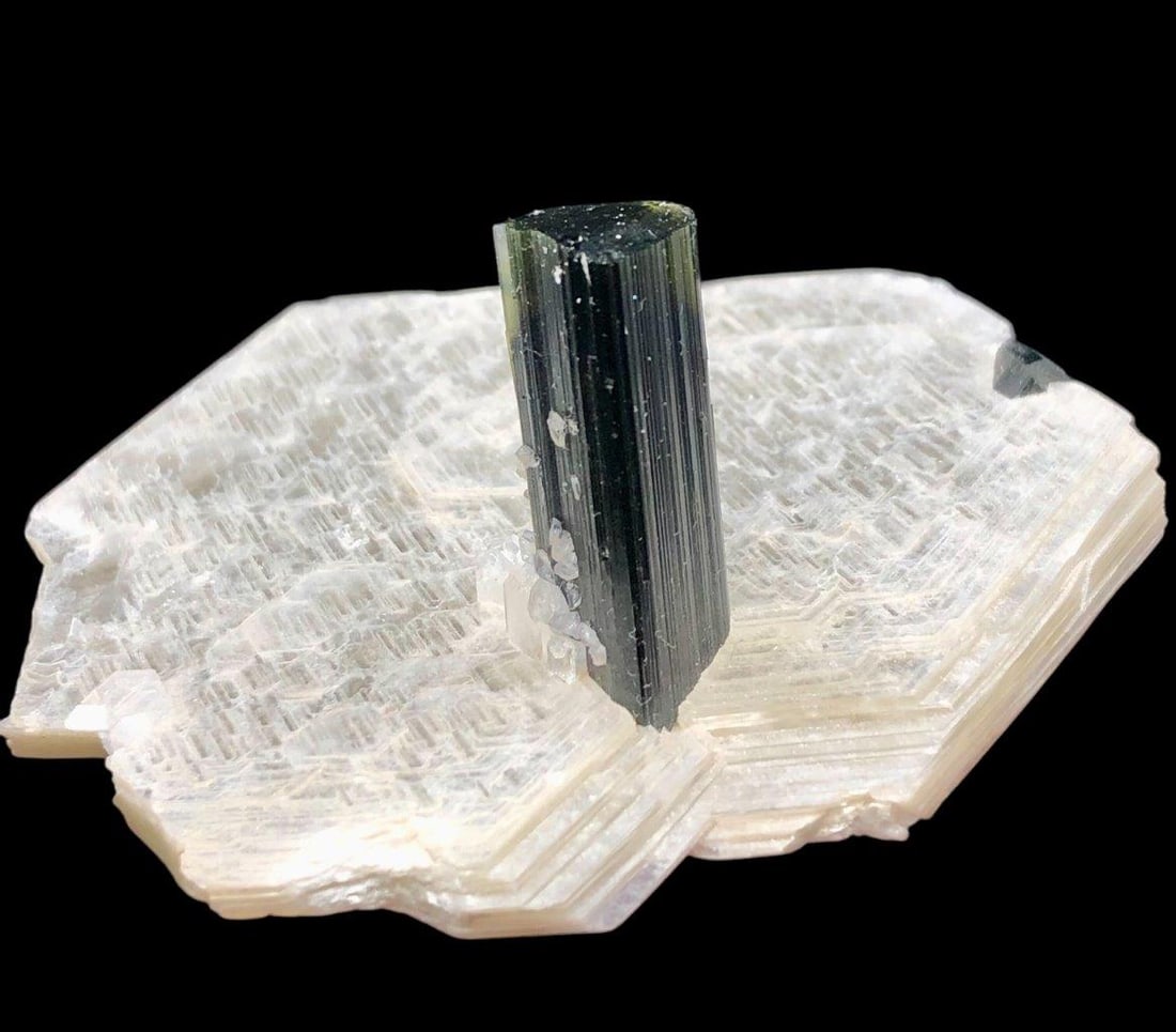 Beautiful Green Cap Tourmaline Combine With Mica - 51.30 Grams - 63X29X10 mm: Beautiful Green Cap Tourmaline Combine With Mica - 51.30 Grams - 63X29X10 mm Shipping Rate: FREE SHIPPING .shipping rates are determined by Parcel weight and destination.Combined shipping: We offer co