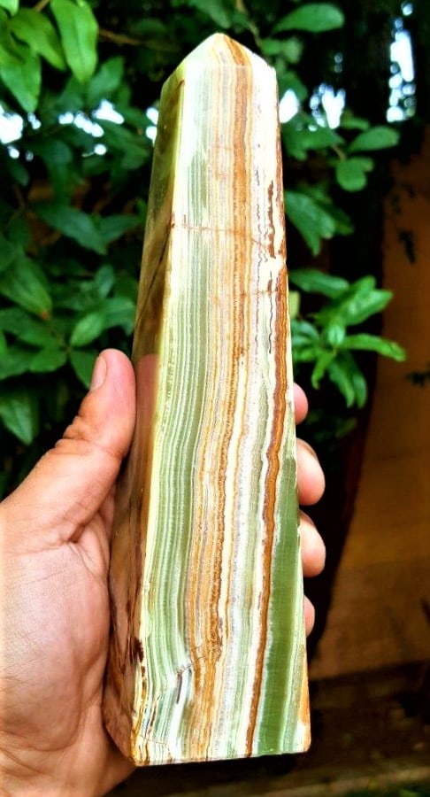 Huge Banded Onyx Point Tower - 1200 Grams: Huge Banded Onyx Point Tower - 1200 GramsShipping Rate: $80.00 .shipping rates are determined by Parcel weight and destination.Combined shipping: We offer combine shipping on multiple items purchased