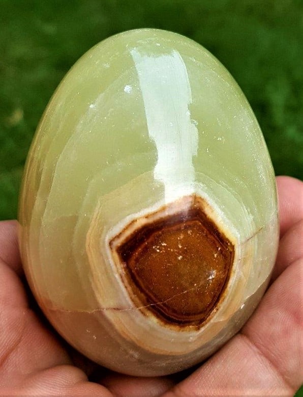 Onyx Egg With Banded Layers - 241 Grams: Onyx Egg With Banded Layers - 241 Grams - 67X52 mmShipping Rate: $36.00 .shipping rates are determined by Parcel weight and destination.Combined shipping: We offer combine shipping on multiple items p