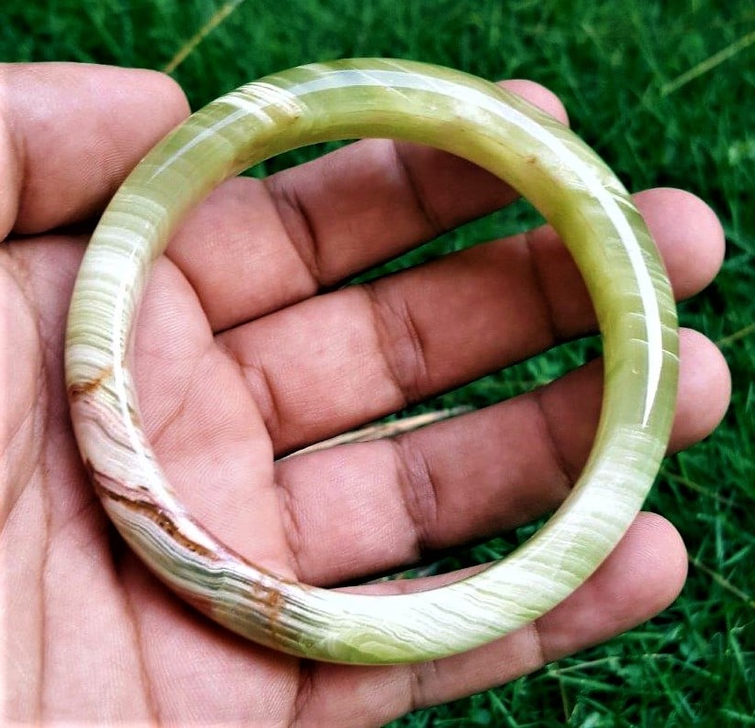 Onyx Healing Bangle - Diameter 79 mm: Onyx Healing Bangle - Diameter 79 mmShipping Rate: $23.00 .shipping rates are determined by Parcel weight and destination.Combined shipping: We offer combine shipping on multiple items purchased to re