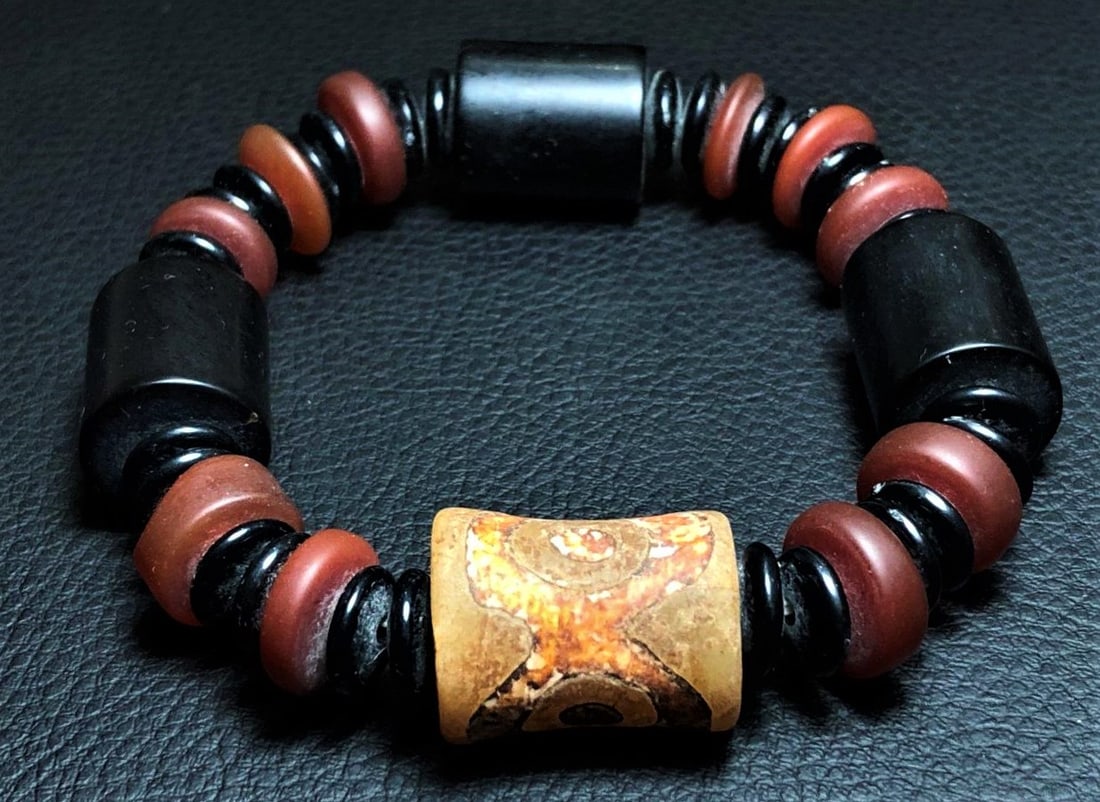 An Agate Bracelet With Dzi Fantasy Jewelry: An Agate Bracelet With Dzi Fantasy JewelryShipping Rate: $23.00 .shipping rates are determined by Parcel weight and destination.Combined shipping: We offer combine shipping on multiple items