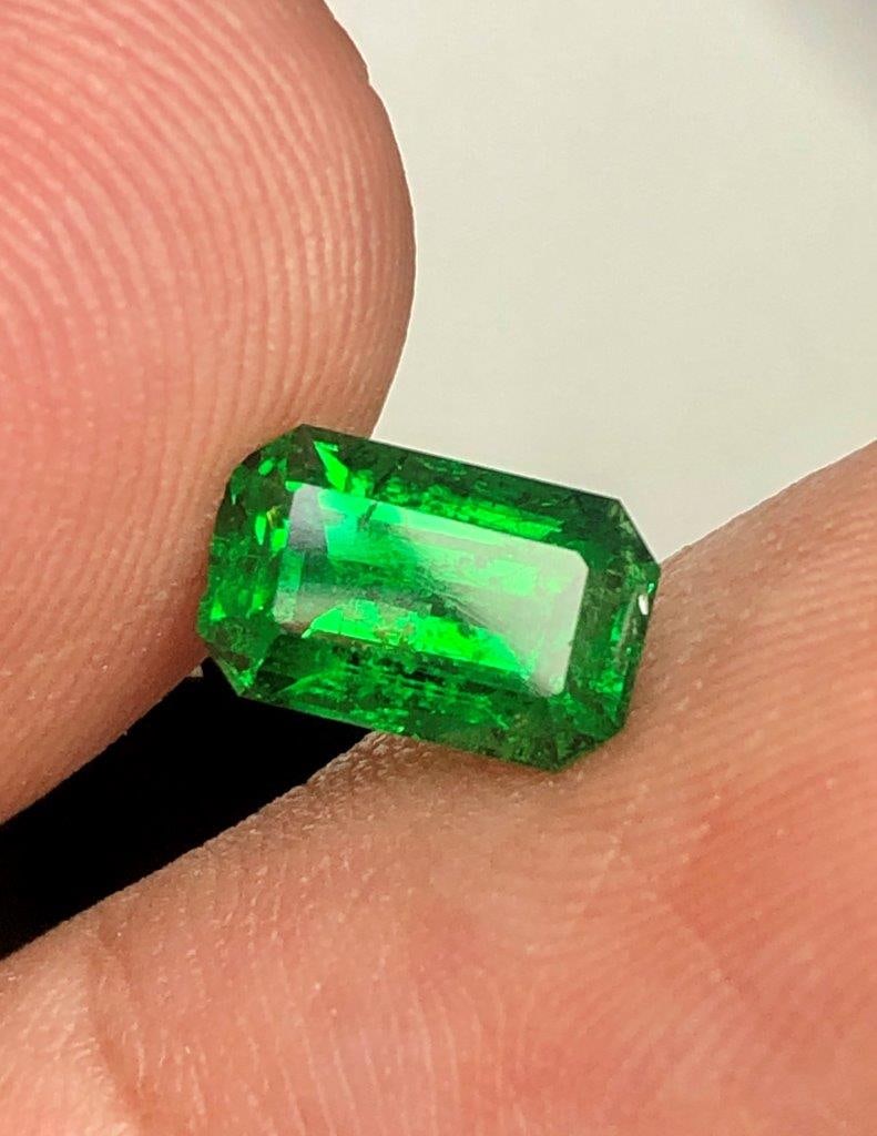 1.55 Carats Natural Tsavorite Garnet Precious Gemstone ? 8x5x4 mm Loose Green Garnet: Stunning 1.55 carats natural Tsavorite Garnet featuring a vivid green color, excellent brilliance, and fine clarity. Measuring 8x5x4 mm, this precious loose gemstone is perfect for custom rings, penda