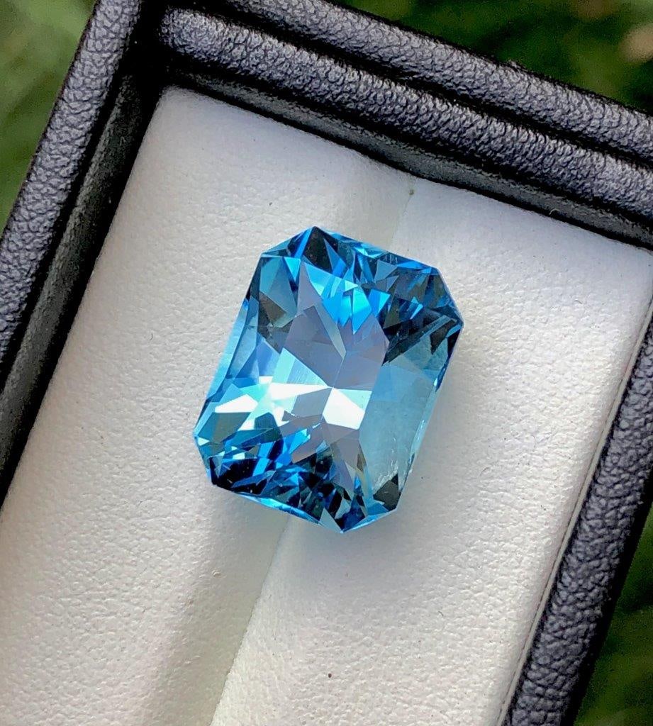 AAA Quality Natural Swiss Blue Topaz Flawless ? 18.70 Carats Loose Gemstone 16x13x11 mm: Premium AAA quality natural Swiss Blue Topaz featuring a flawless appearance, intense sky-blue color, and exceptional brilliance. This 18.70 carats loose gemstone, measuring 16x13x11 mm, is ideal for 