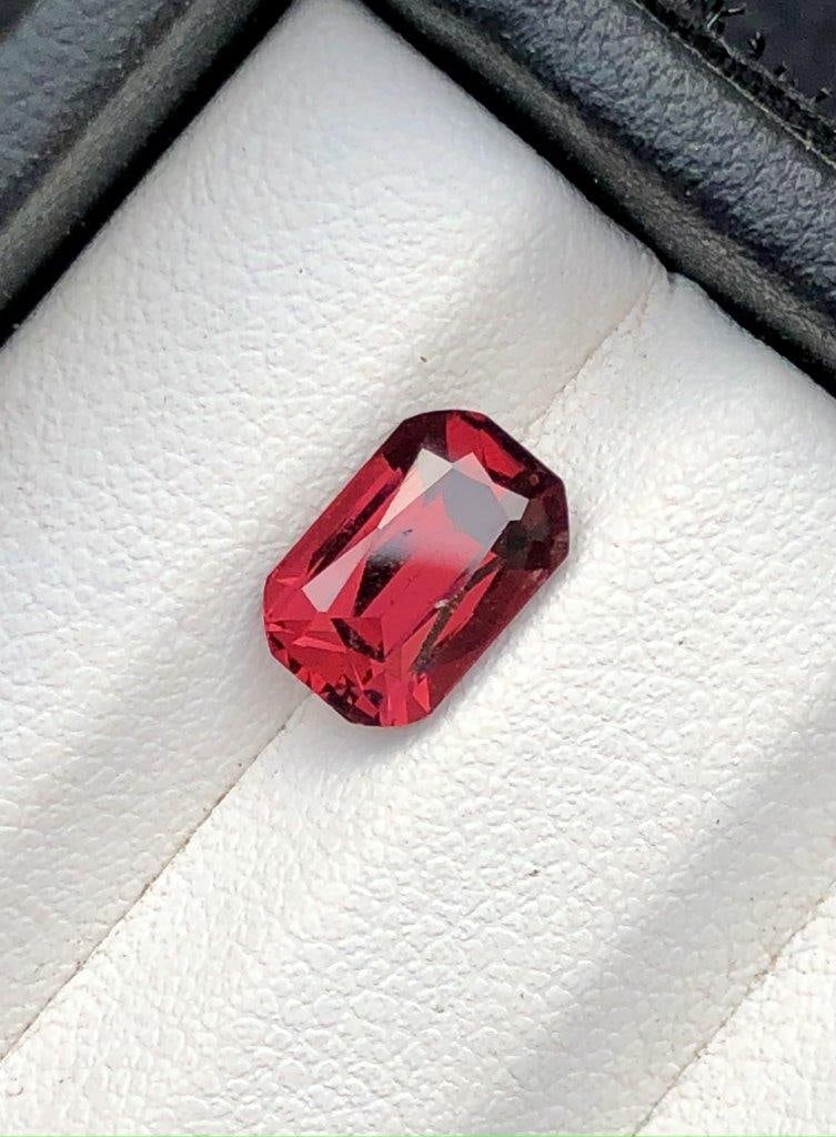 2.85 carats Natural Rhodolite Garnet - 9X5X4 mm: 2.85 carats Natural Rhodolite Garnet - 9X5X4 mm Shipping Rate: FREE SHIPPINGshipping rates are FREE WORLDWIDECombined shipping: We offer combine shipping on multiple items purchased to reduce shipping