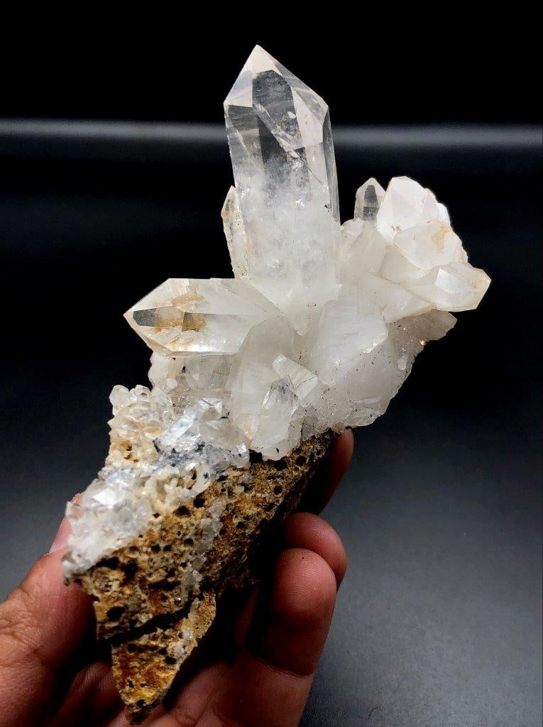 Clear Quartz Mineral - Top Quality - 193 Grams - 111X104X45 mm: Clear Quartz Mineral - Top Quality - 193 Grams - 111X104X45 mm Shipping Rate: 50$shipping rates are determined by Parcel weight and destination.Combined shipping: We offer combine shipping on multiple