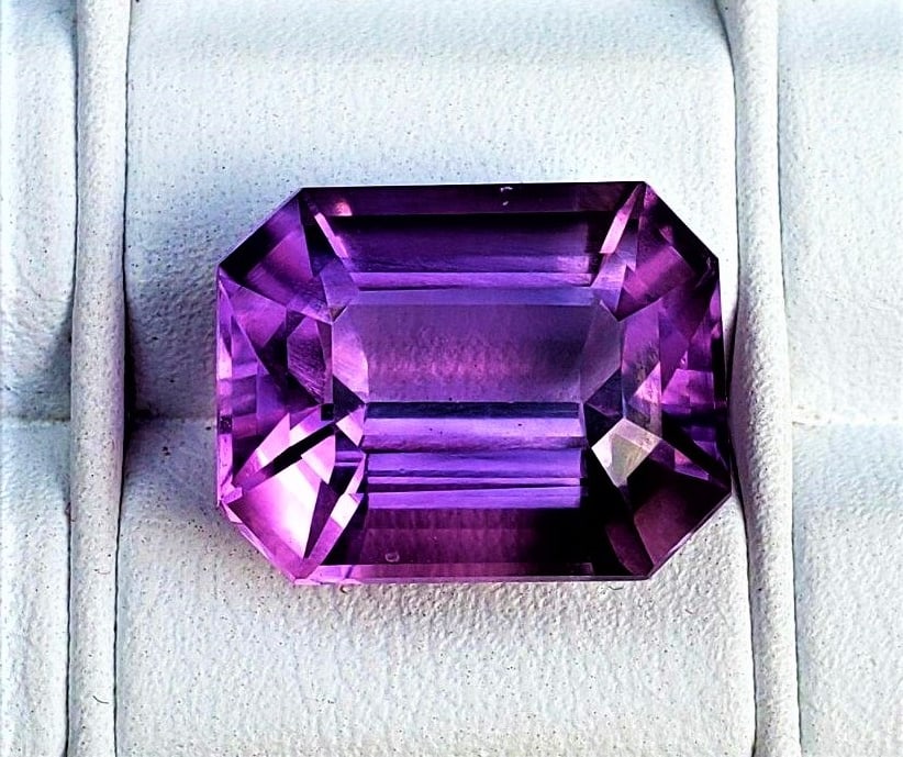 Amethyst Scissor Cut - 15 Carats: Amethyst Scissor Cut - 15 Carats - 17X14X10 mmShipping Rate: $15.00 .shipping rates are determined by Parcel weight and destination.Combined shipping: We offer combine shipping on multiple items purch