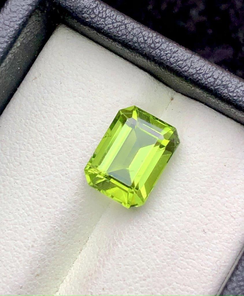 4.50 Carats Natural Peridot Gemstone - 11X8X6 mm (1 of 5)