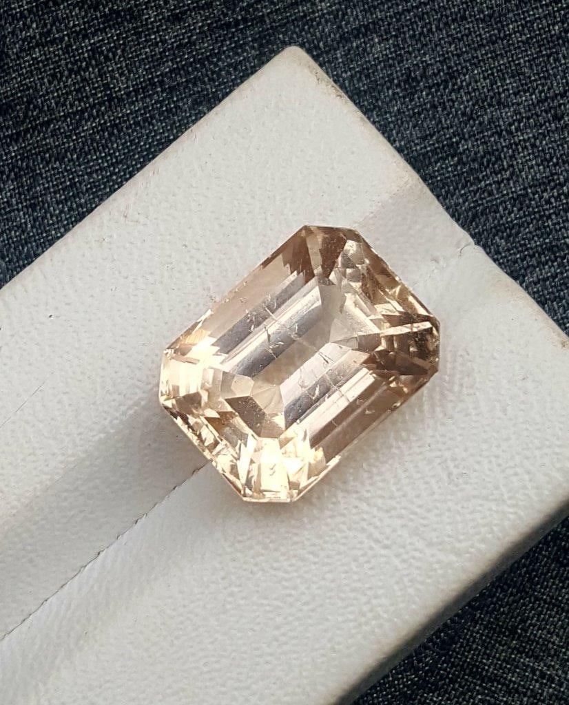 Natural Imperial Topaz - 16,40 Carats: Natural Imperial Topaz - 16,40 Carats - 15X13X10 mmShipping Rate: $15.00 .shipping rates are determined by Parcel weight and destination.Combined shipping: We offer combine shipping on multiple items 
