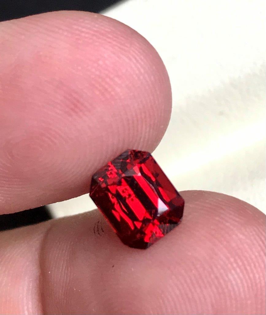2.25 Carats Rhodolite Garnet Pigeon Blood Loose Gemstone - 8X6X5 mm: 2.25 Carats Rhodolite Garnet Pigeon Blood Loose Gemstone - 8X6X5 mm