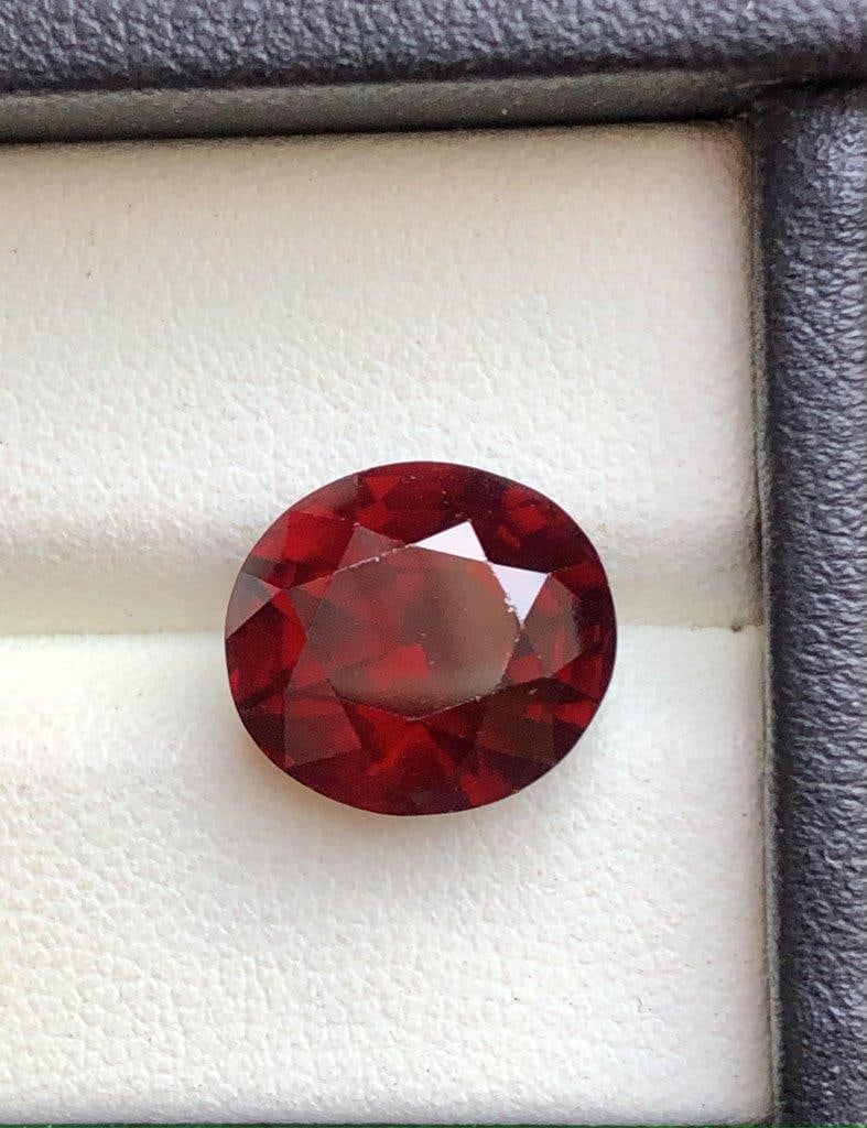 9.55 Carats Natural Rhodolite Garnet Gemstone - 12X11X9 mm: 9.55 Carats Natural Rhodolite Garnet Gemstone - 12X11X9 mm SHIPPING: 23$