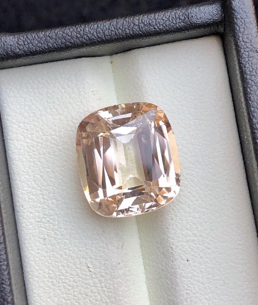 15.75 Carats Natural Golden Topaz Gemstone - 15X14X9 mm: 15.75 Carats Natural Golden Topaz Gemstone - 15X14X9 mm SHIPPING: 23$