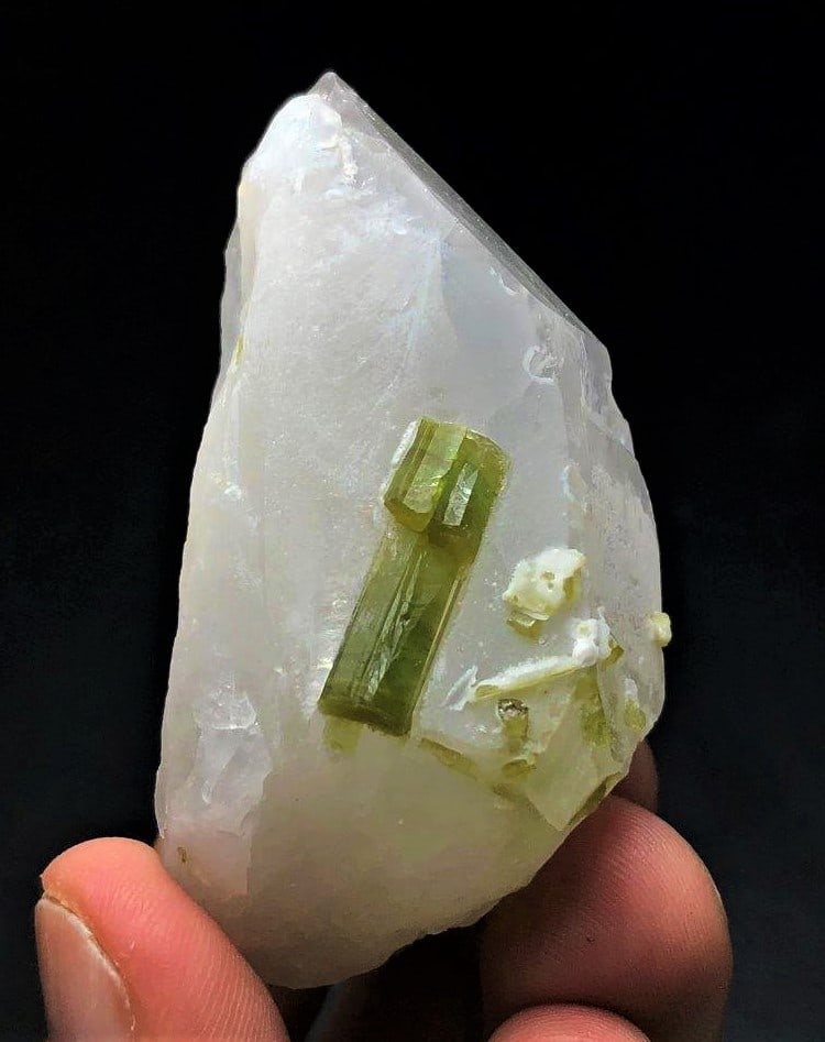 87 Grams Milky Quartz With Tourmaline: 87 Grams Milky Quartz With TourmalineShipping Rate: $23.00 .shipping rates are determined by Parcel weight and destination.Combined shipping: We offer combine shipping on multiple items purchased to