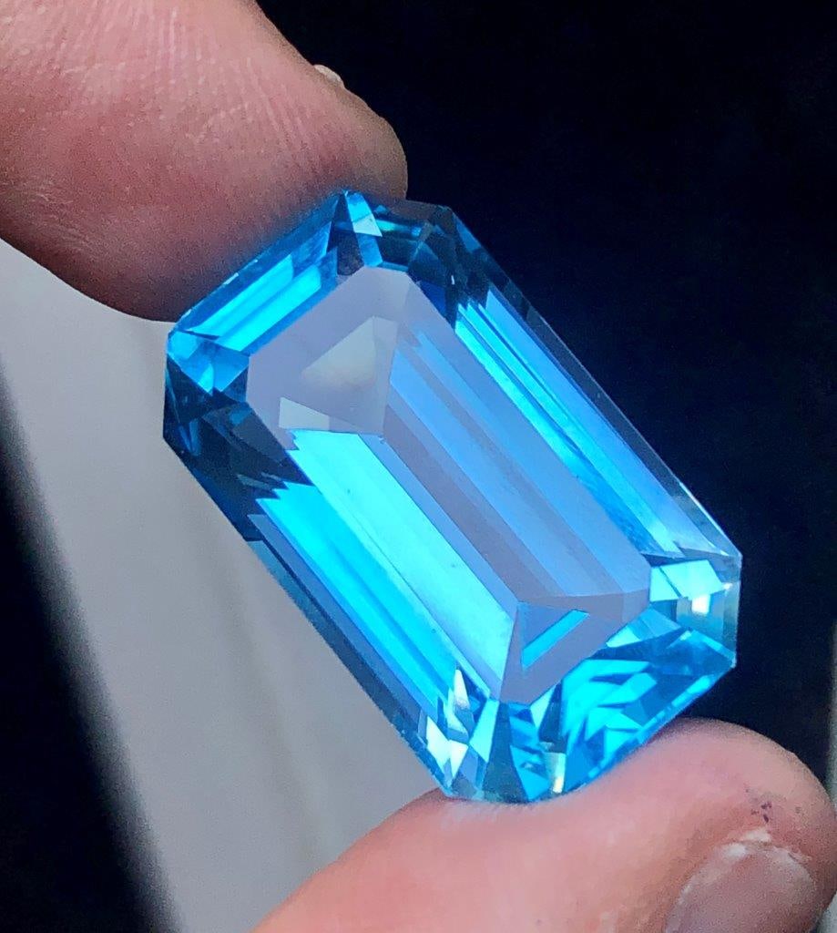 52 CTS Swiss Blue Topaz Emerald Cut Natural Loose Gemstone 26x16x13 mm: 52 CTS Swiss Blue Topaz Emerald Cut Natural Loose Gemstone 26x16x13 mmShipping Rate: $15.00 .shipping rates are determined by Parcel weight and destination.Combined shipping: We offer combine shipping