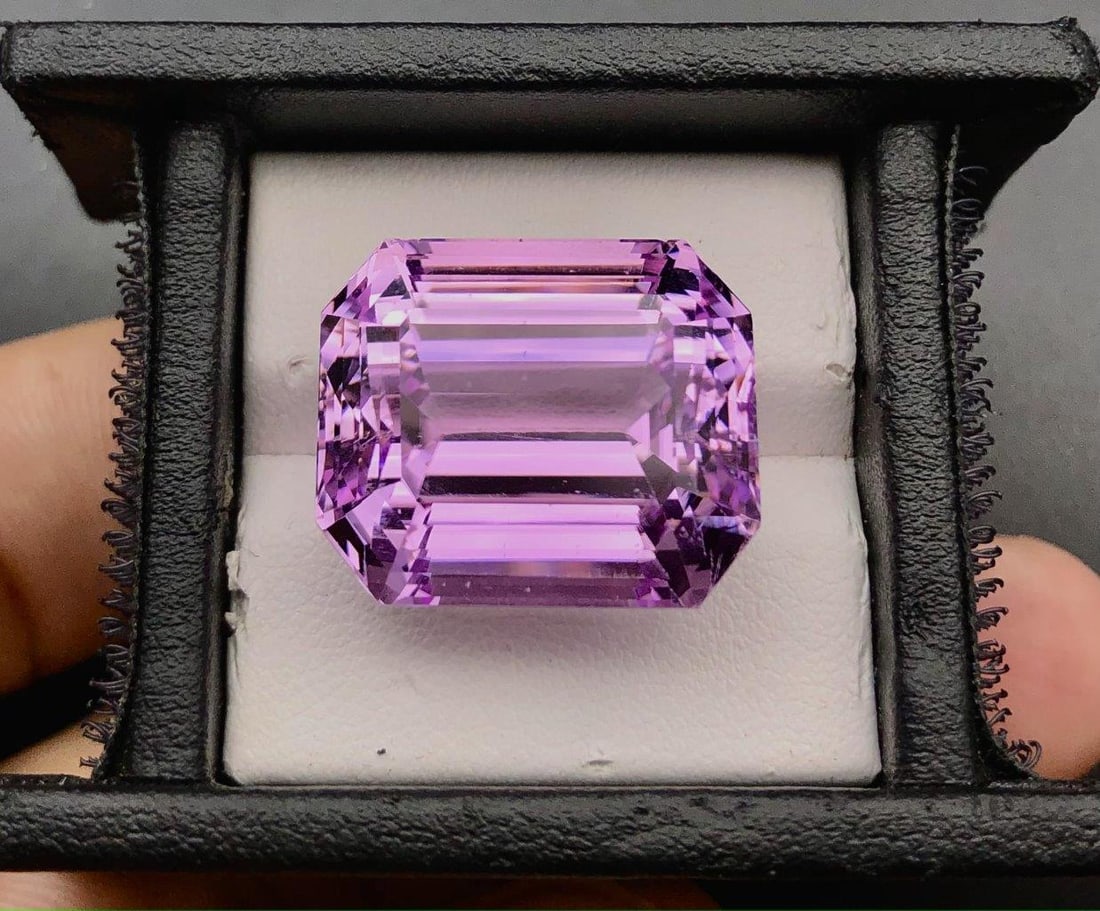 Deep Pink Kunzite Gemstone - 42.30 Carats - 20X17X14 mm (1 of 3)