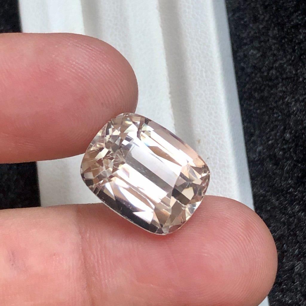 17.60 cts Brilliant Golden Topaz Loose Gemstone ? Jewelry Grade Quality - 16X13X11 mm: 17.60 cts Brilliant Golden Topaz Loose Gemstone ? Jewelry Grade Quality - 16X13X11 mmShipping Rate: 23$ WorldWideshipping rates are determined by Parcel weight and destination.Combined shipping: We of