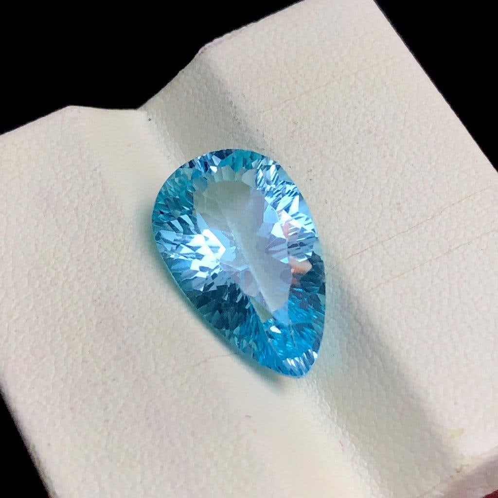 12.40 cts Loose Swiss Blue Topaz for Rings, Earrings & Pendants - 18X12X9 mm: 12.40 cts Loose Swiss Blue Topaz for Rings, Earrings & Pendants - 18X12X9 mm Rate: 23$ WorldWideshipping rates are determined by Parcel weight and destination.Combined shipping: We offer combine shipp