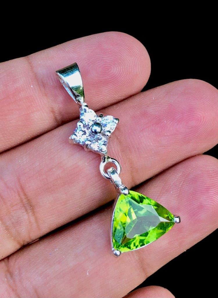 Sterling Silver Classic Peridot Jewelry Necklace Pendant: Sterling Silver Classic Peridot Jewelry Necklace Pendant Stone Weight: 5.40 CaratsJewelry Weight: 4.59 GramsZircons: 50 CentsMetal: Silver Choose design of your own and we will make it for youWe accep