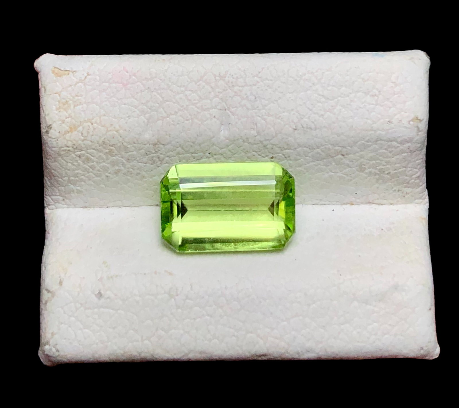 1.70 Carats 7up Color Natural Peridot - 9X5X4 mm (1 of 3)