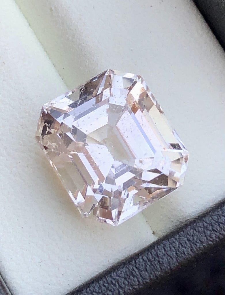 15.60 Carats Natural Golden Topaz - 15X13X10 mm: 15.60 Carats Natural Golden Topaz - 15X13X10 mm SHIPPING: 23$