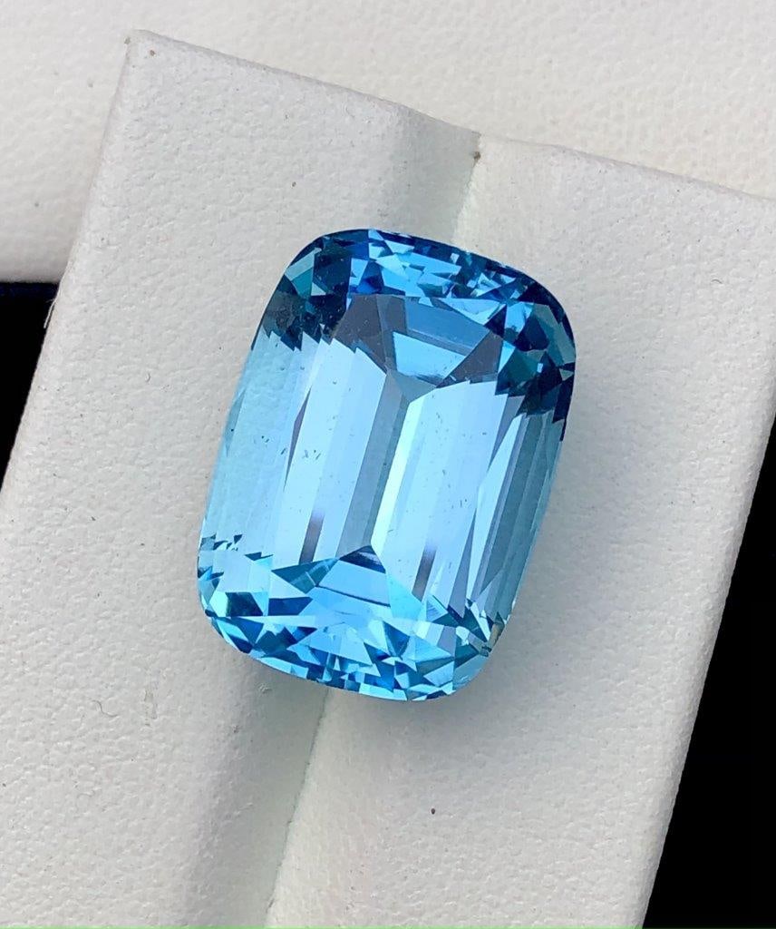 39.60 carats Swiss Blue Topaz Gemstone - 23X16X13 mm (1 of 2)