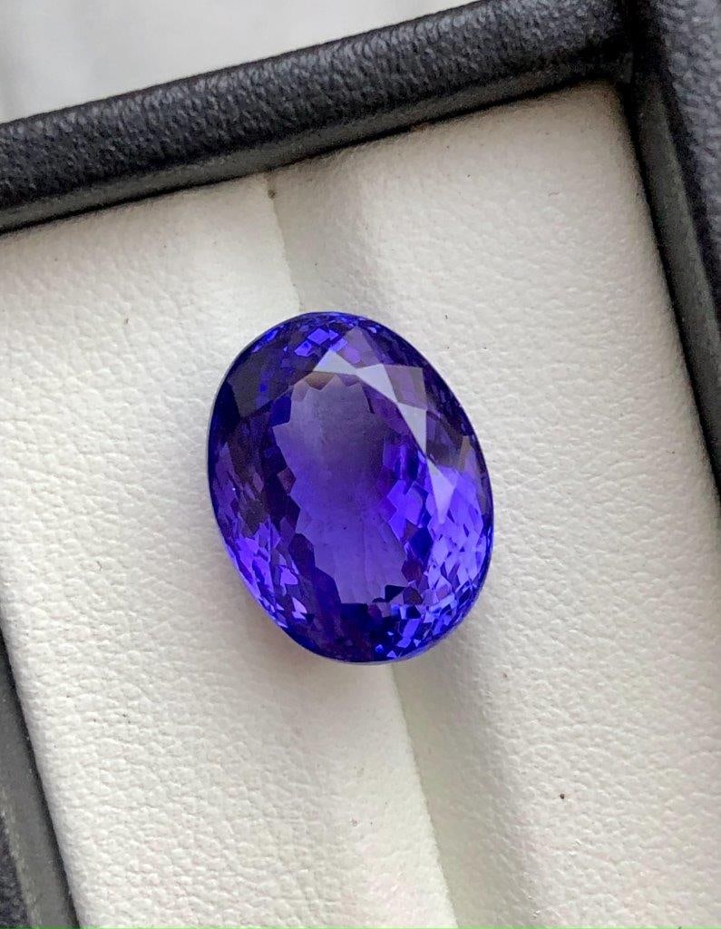 IGI Certified AAA Quality Flawless Tanzanite Gemstone - 13.29 Carats - 15.34X11.70X9.04 mm (1 of 5)