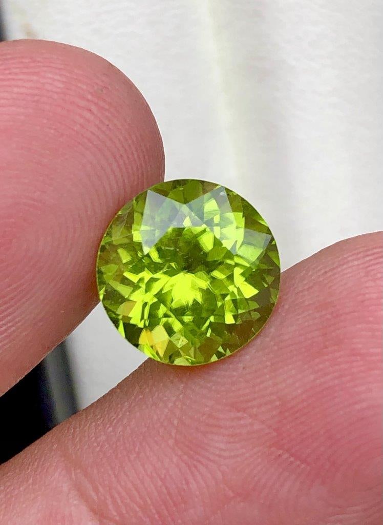4.85 Carats Beautiful Natural Round Cut Peridot Gemstone - 10X10X7 mm (1 of 5)