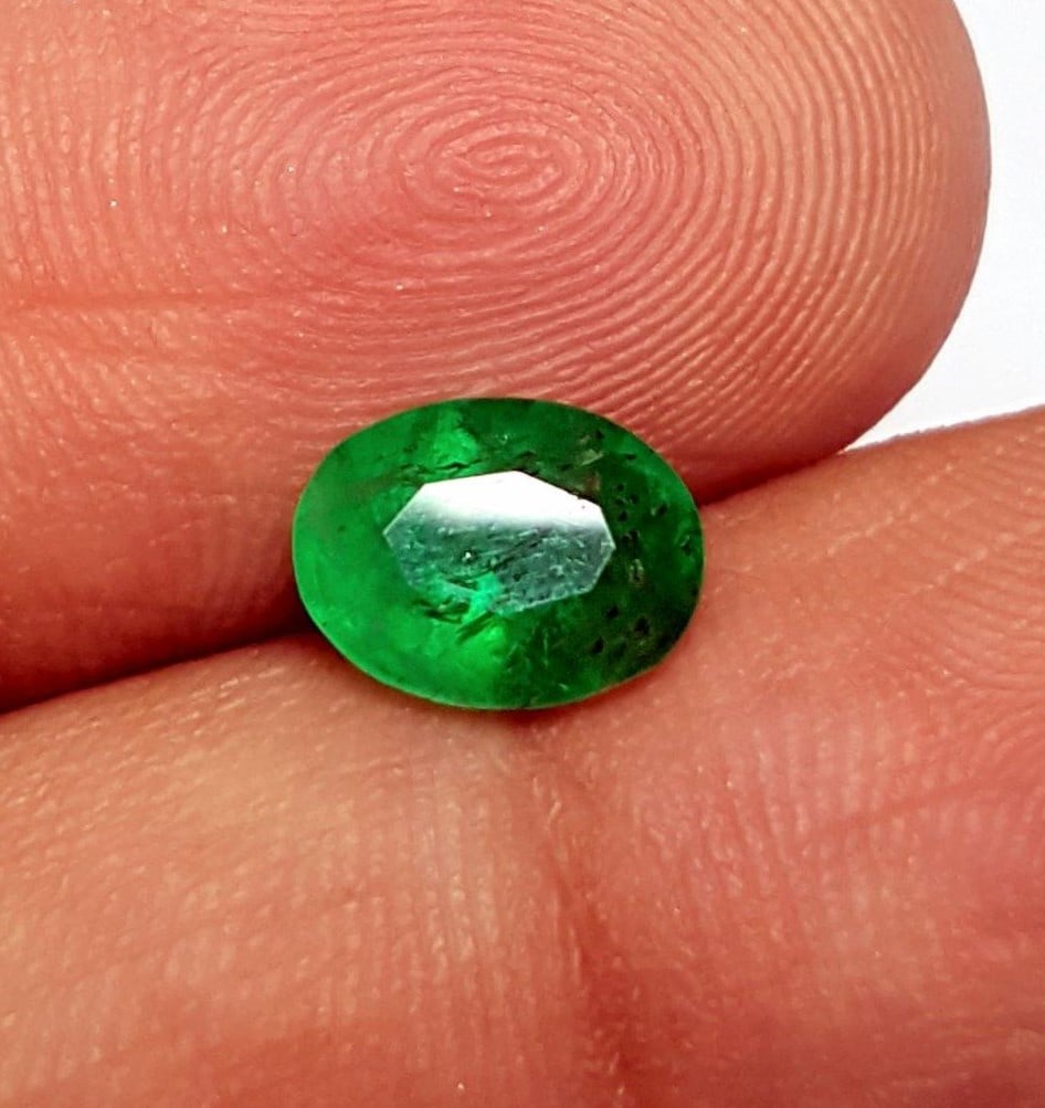 Oval Shape Emerald - 1.10 Carats: Oval Shape Emerald - 1.10 Carats - 8X6X5 mmShipping Rate: $15.00 .shipping rates are determined by Parcel weight and destination.Combined shipping: We offer combine shipping on multiple items purchase